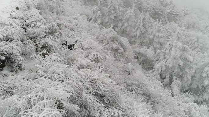 航拍雪景 雪景里的无人机