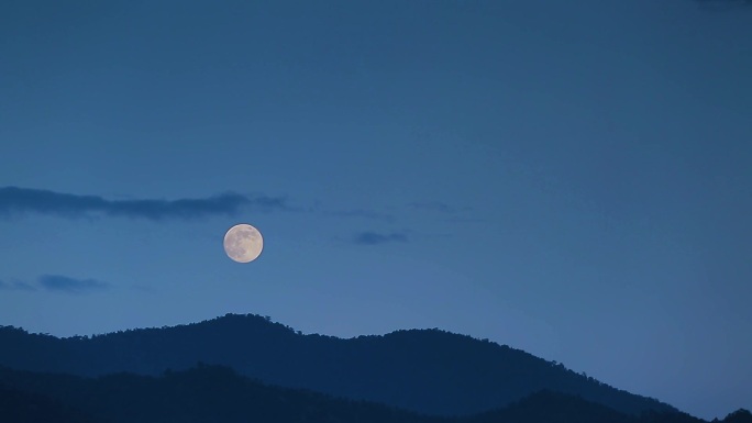 夜晚山顶月亮升起视频素材