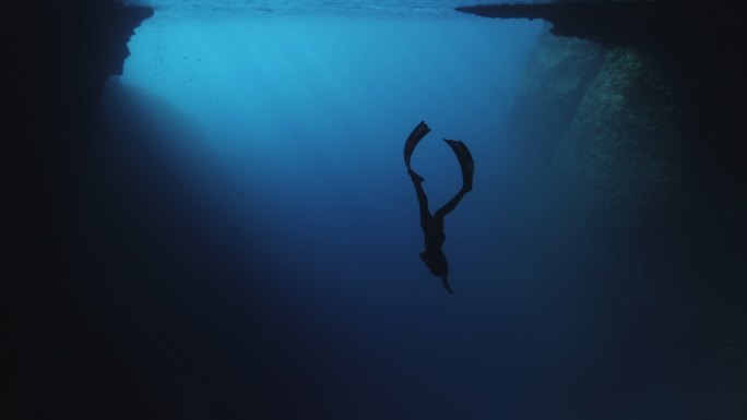 美女潜水实拍深潜探险海面蓝色波浪