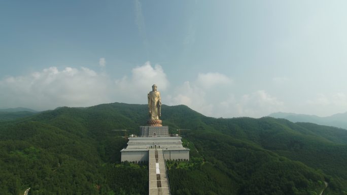 鲁山大佛背靠青山