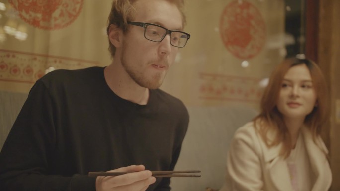 外国人用筷子吃面