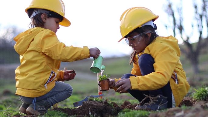 两个小孩正在玩耍两外国童年兄弟玩泥巴种树