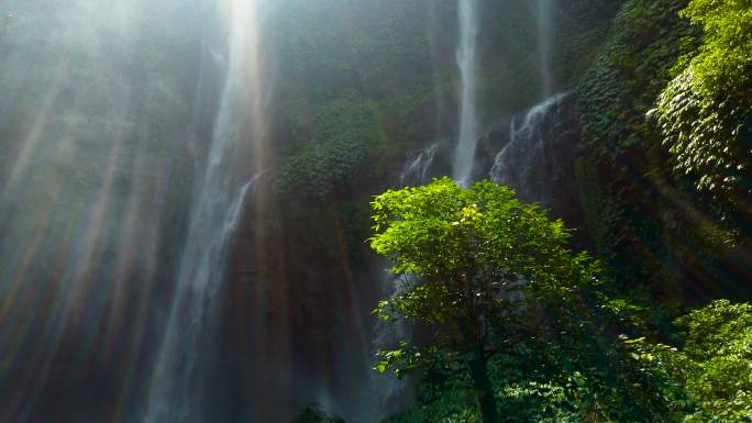 阳光下的瀑布自然生态环境飞流直下三千尺光