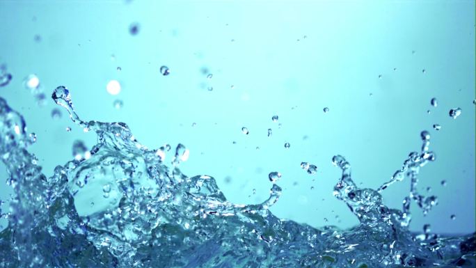 喷洒干净的水水滴落下概念镜头水资源淡水