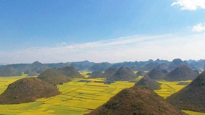 远眺蓝天白云喀斯特山貌油菜花合集