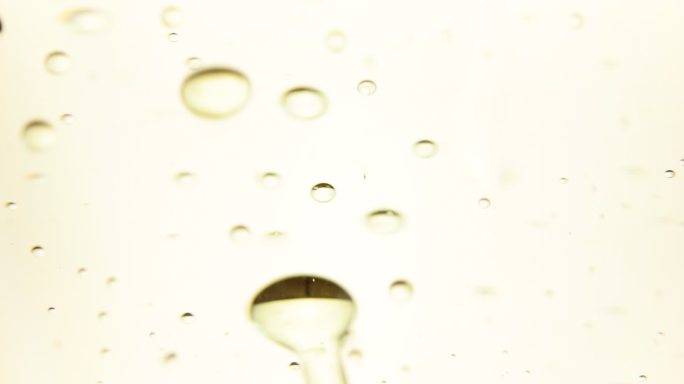 金黄色泡沫油滴，抽象背景