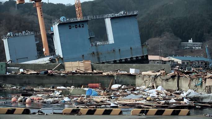海啸过后的港口废墟