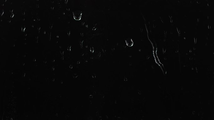 黑色背景上的水滴玻璃水滴效果