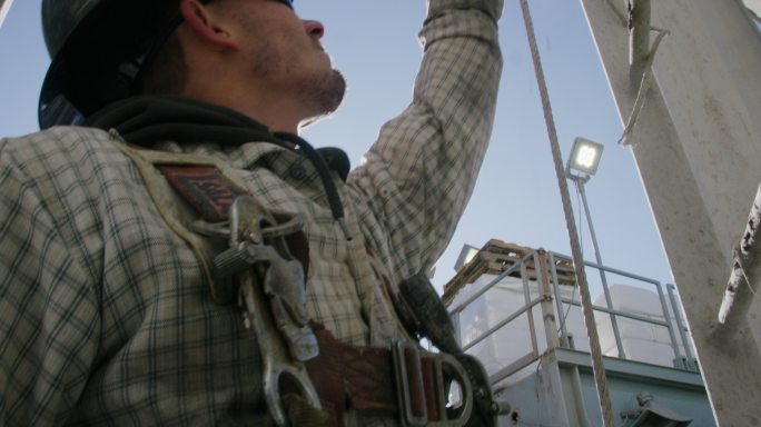 男性油田工人国外外国开采采油原油油井