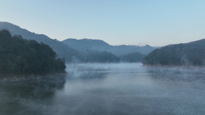 冬天航拍湖面雾气水面水汽青山绿水原素材