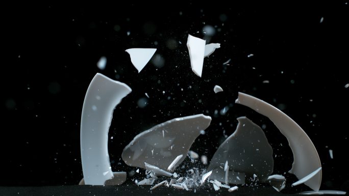 黑色背景上的盘子下落