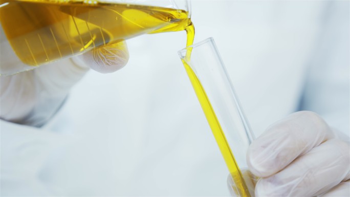油的实验室研究。视频素材精确测量油品分析