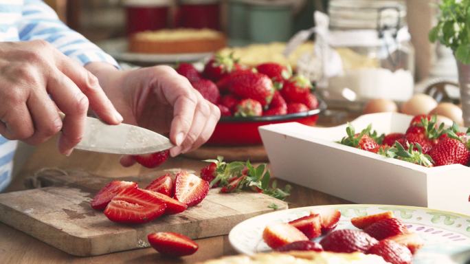 用布丁和新鲜草莓制作自制草莓蛋糕
