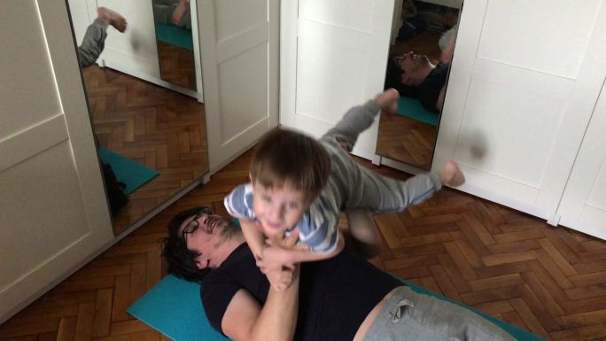 父亲和孩子在家锻炼