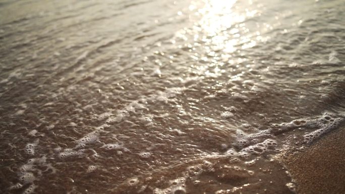 海浪冲走了海滩上的脚印