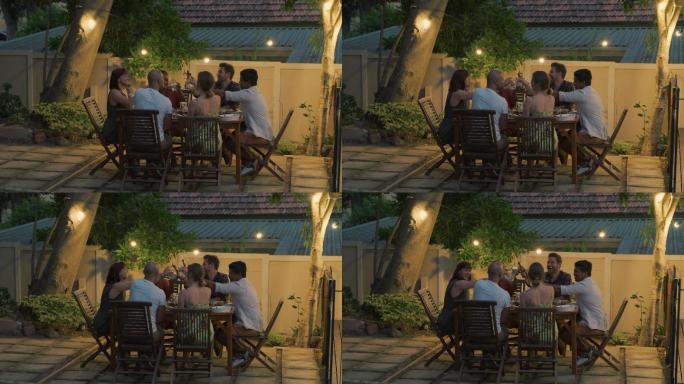 年轻朋友在户外晚宴上举杯祝酒的视频