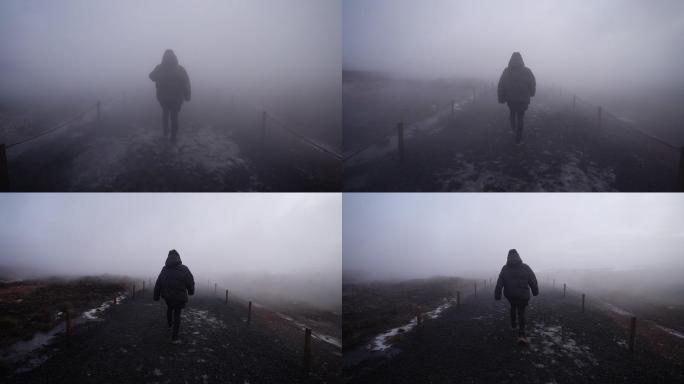 在浓雾中行走的人大雾人物背景能见度