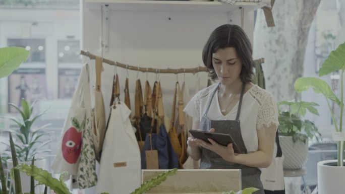 女性工人在数码平板电脑上订购产品