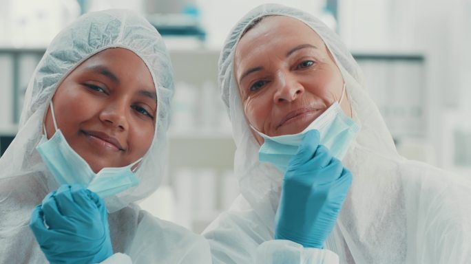 两名科学家在实验室工作时摘下口罩