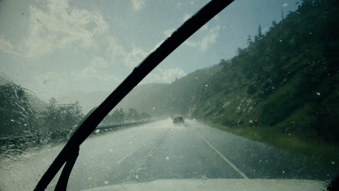 汽车在暴雨下行驶：危险道路