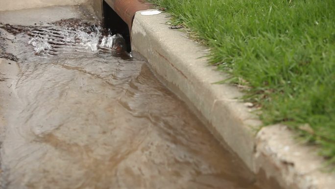 从雨水沟流下的水