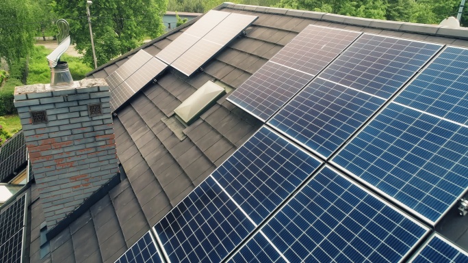屋顶上的太阳能电池板。鸟瞰图。