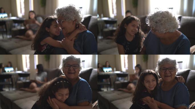 祖母和孙女在家的画像