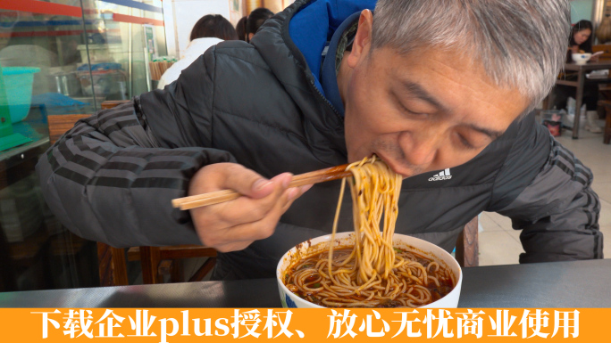 云南昆明小锅米线视频吃米线早点小吃的老人