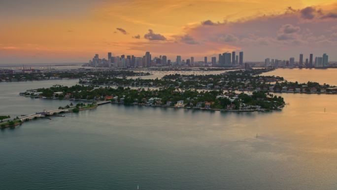 日落时的威尼斯岛和迈阿密空中天际线