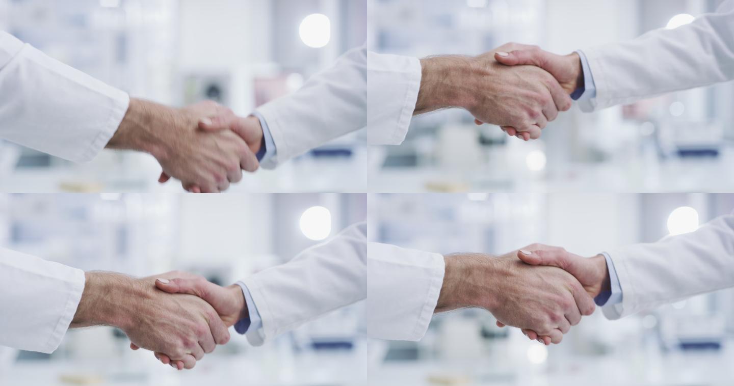 两名科学家站在实验室里握手