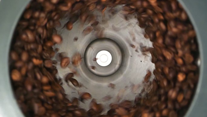 咖啡研磨机研磨咖啡豆慢动作