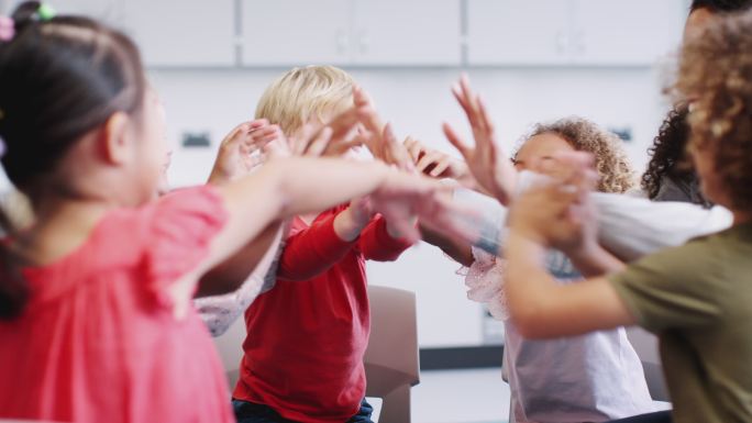 幼儿学校的孩子和老师