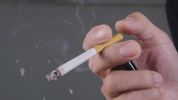 戒烟-手掰断香烟 -焦虑的人