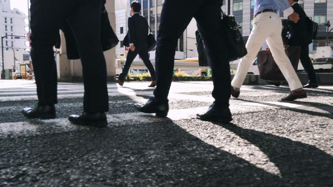 生意人在拥挤的市中心横穿马路