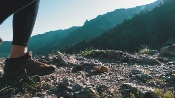 徒步行走在山崖顶上的女旅行者