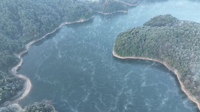 冬天航拍湖面雾气水面水气水库蒸腾原素材