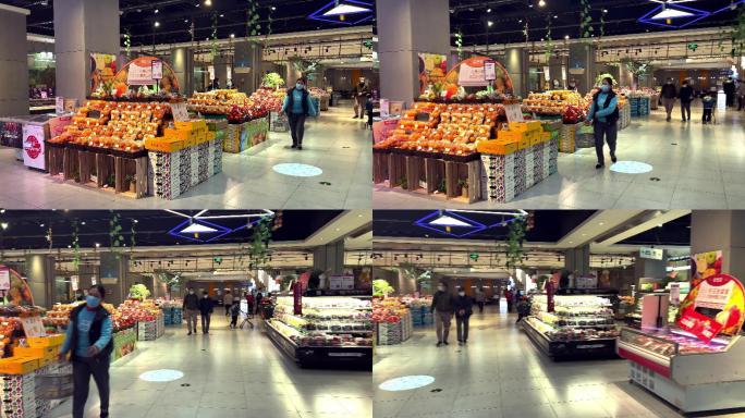 生鲜超市里的水果货架区域
