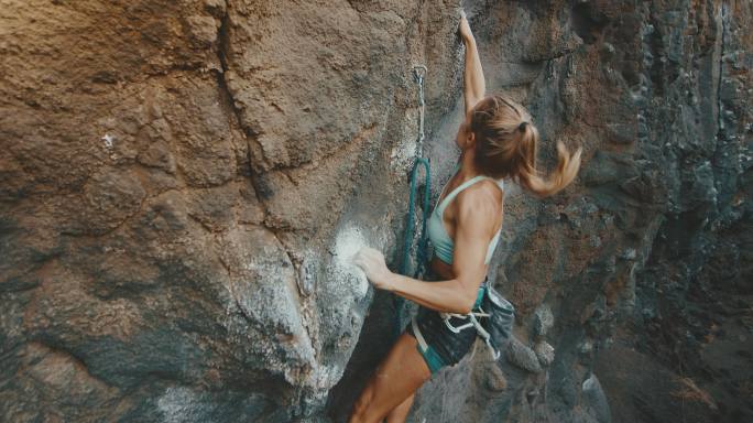 女子自信攀岩登山，健身生活方式
