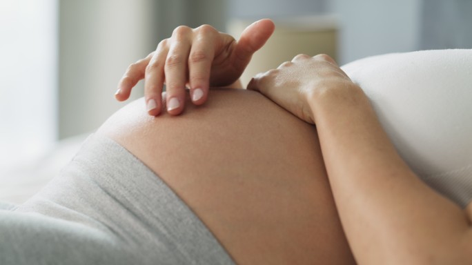 孕妇孕肚特写镜头孕期女人孕妇抚摸肚皮孕育