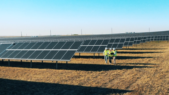 光伏发电领域有一群太阳能工程师。