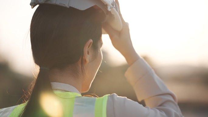 一位女工程师就业和劳工制造设备奉献精神