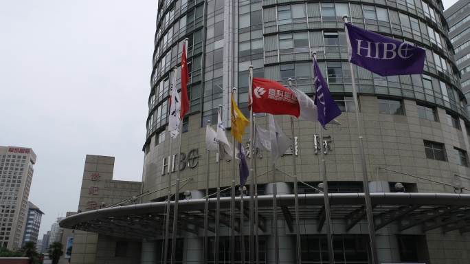 西安高新国际商务中心高新写字楼旗帜飘扬