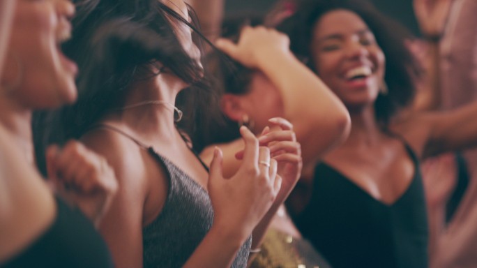 年轻女性在派对上共舞