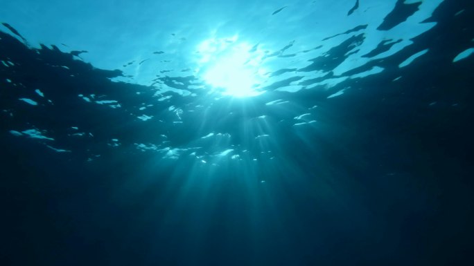 慢镜头，阳光穿过海面，水下拍摄