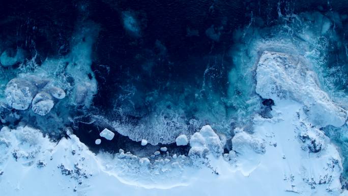 格陵兰岛的海岸俯视雪山海域海浪俯瞰海浪雪