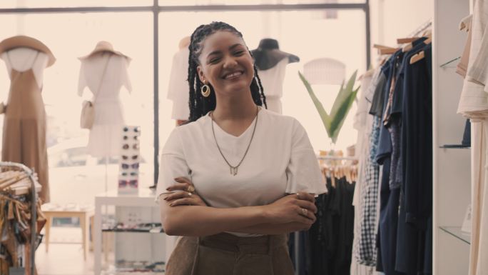 一名自信的年轻女子在服装精品店工作