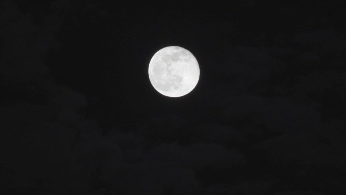 月亮穿云而过