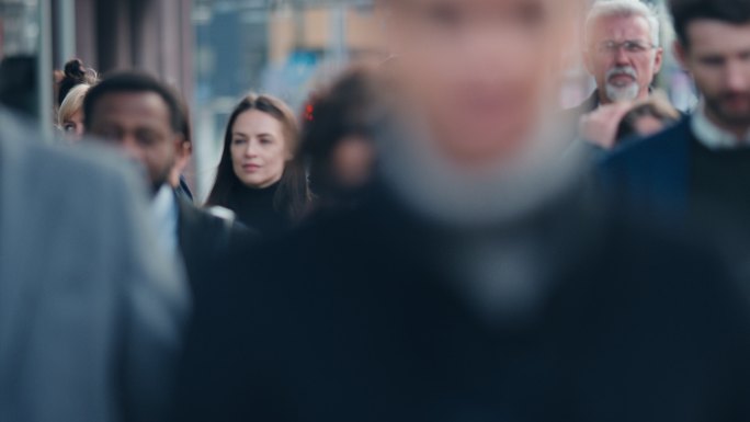 商务人士早上上班上班人群上班路上男女青年