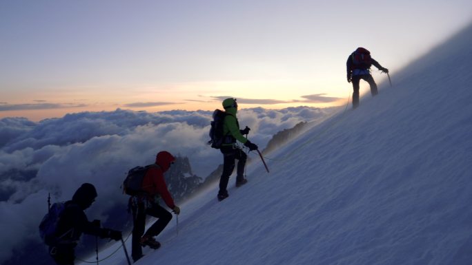 人们正在攀登山顶爬山登山攀登勇往直前励志