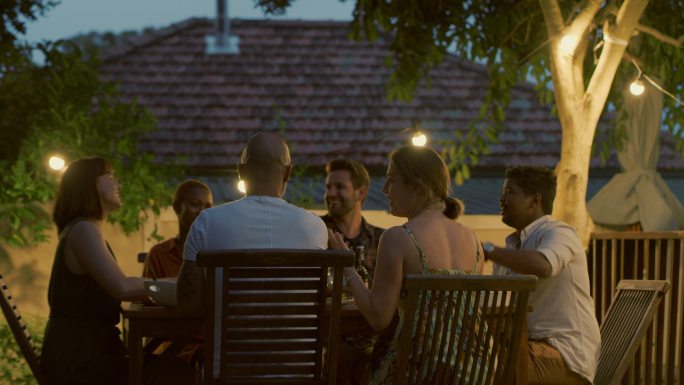 一组年轻朋友在户外晚宴上聚餐
